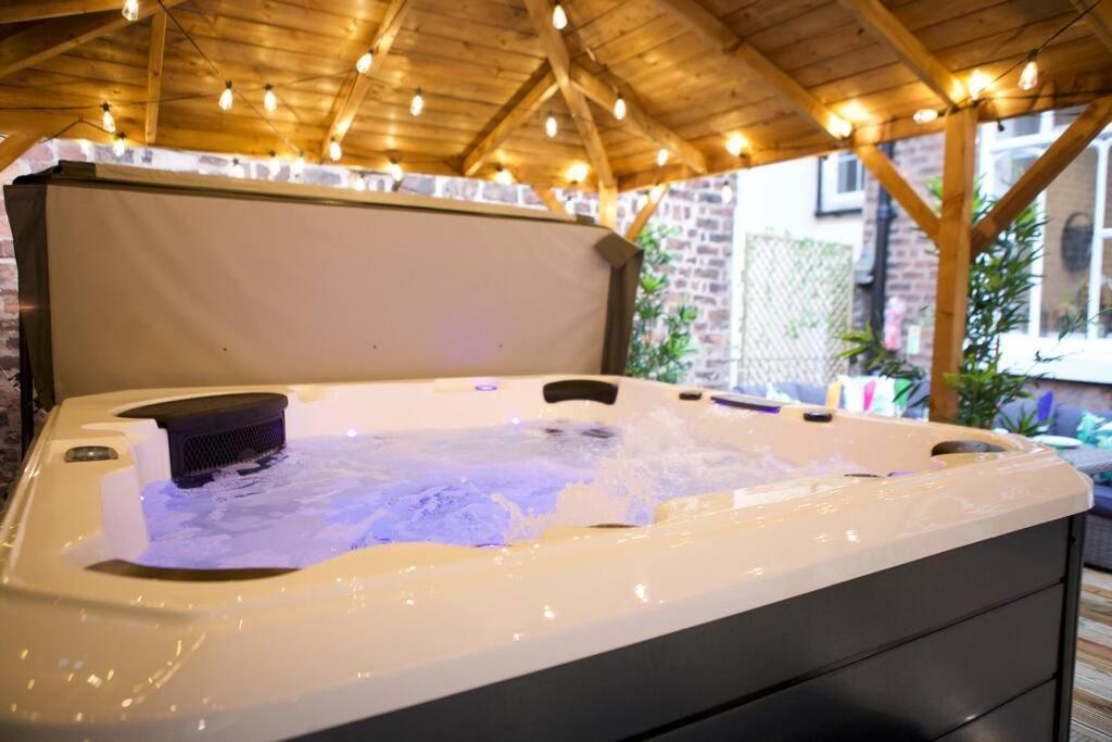 Romance On The Rows - Hot Tub City Centre 切斯特 外观 照片